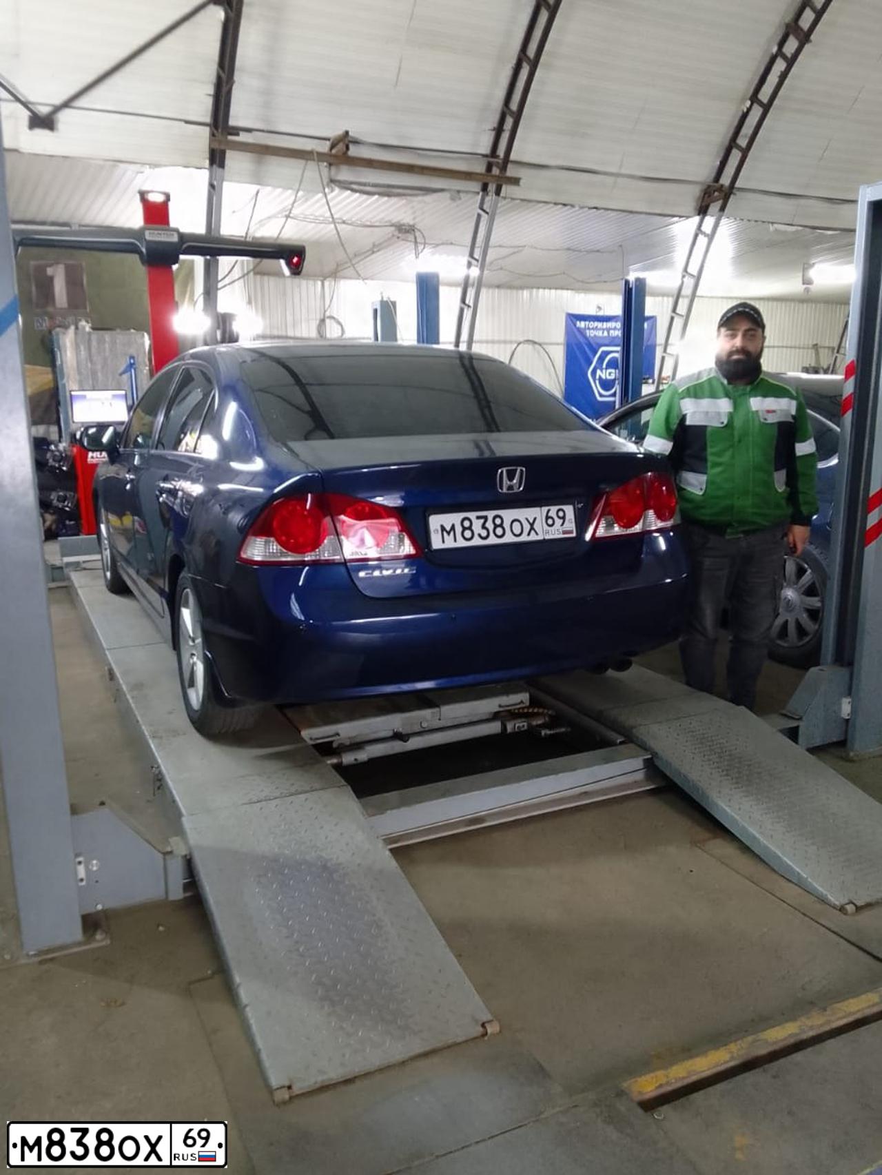 Фото автомобиля FORD TRANSIT, 2012 — госномер Н895РС797. Цвет: бежевый с зеленой полосой