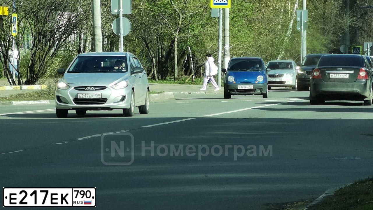 Фото автомобиля HYUNDAI SOLARIS, 2014 — госномер Е217ЕК790. Цвет: Серебристый