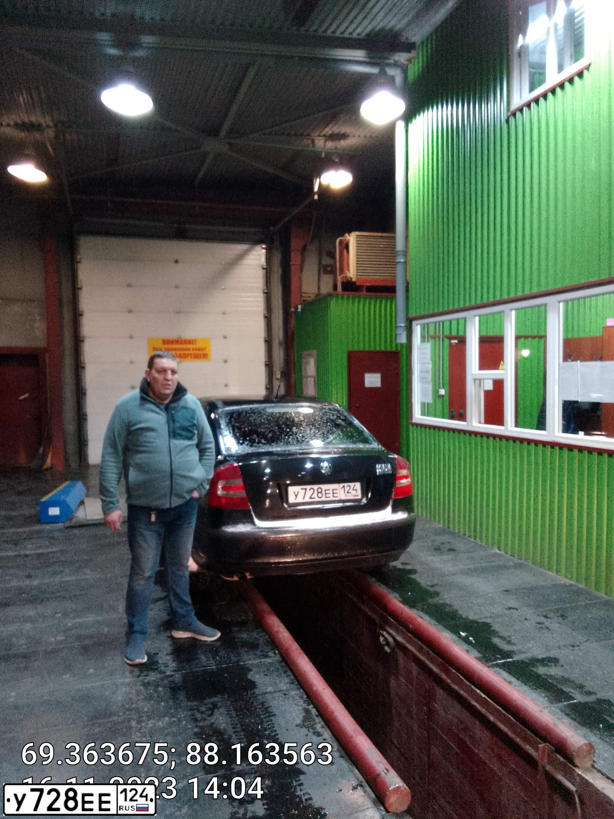 Фото автомобиля SKODA OCTAVIA, 2007 — госномер У728ЕЕ124. Цвет: ЧЕРНЫЙ