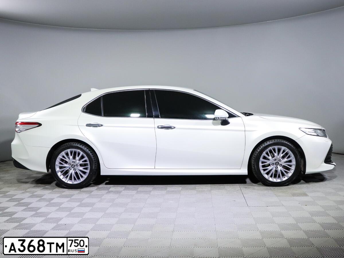 Фото автомобиля TOYOTA CAMRY, 2018 — госномер С455УТ33. Цвет: БЕЛЫЙ ПЕРЛАМУТР