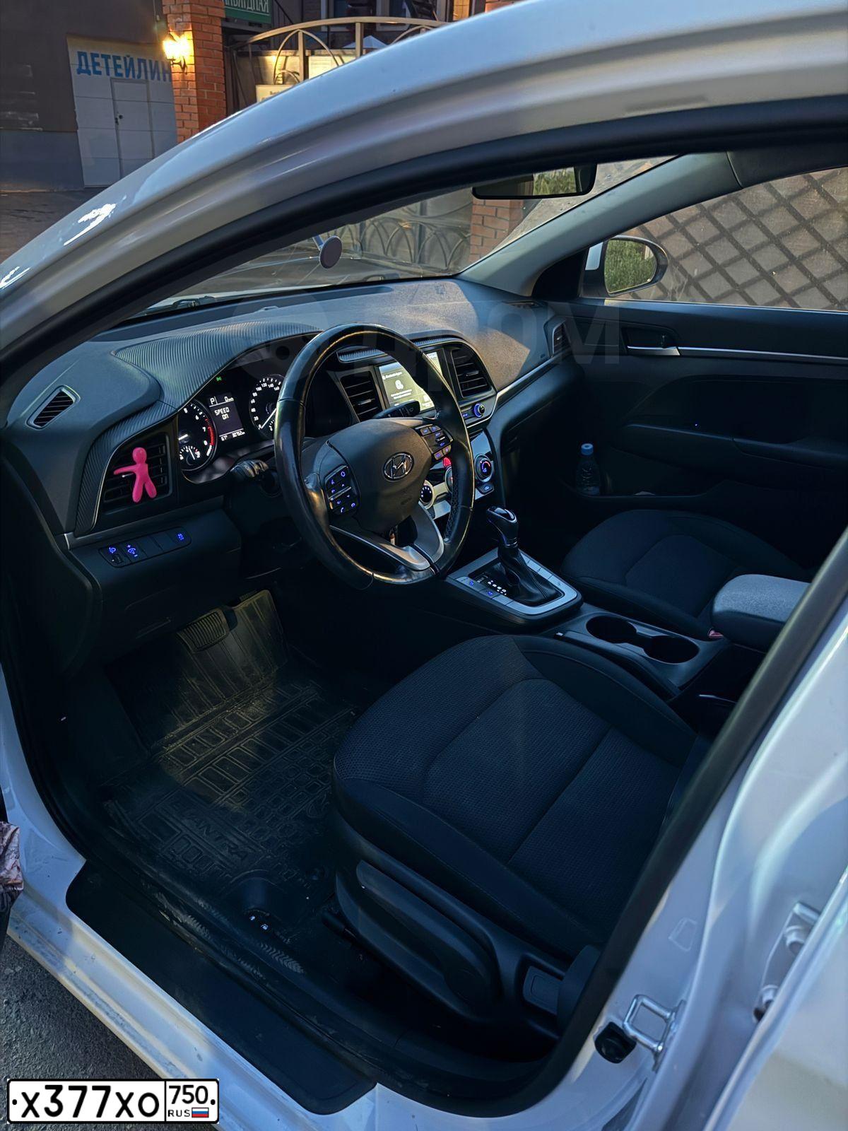 Фото автомобиля HYUNDAI ELANTRA, 2019 — госномер С012ТТ797. Цвет: Белый
