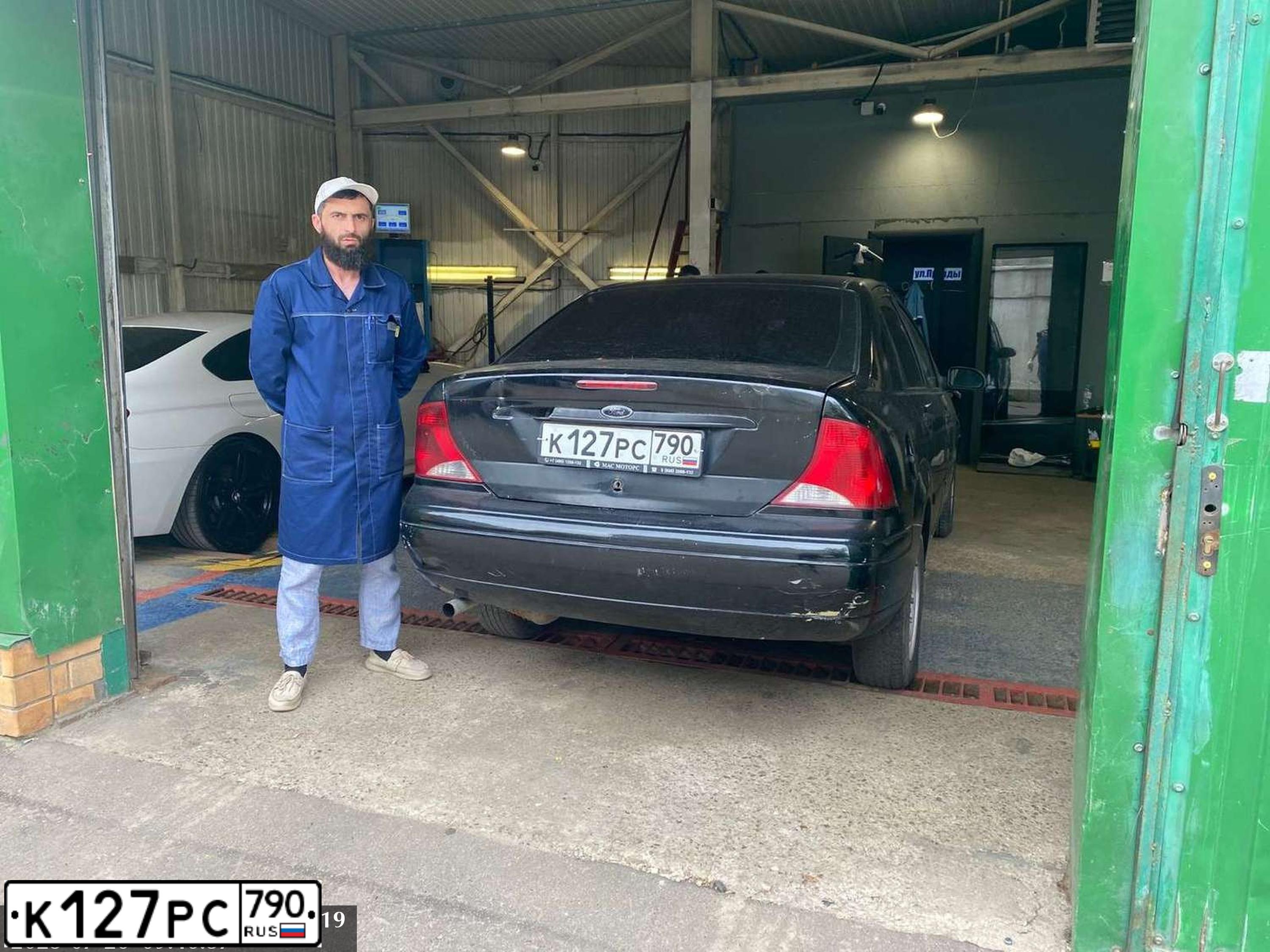 Фото автомобиля FORD FOCUS, 2002 — госномер К127РС790. Цвет: ЧЕРНЫЙ