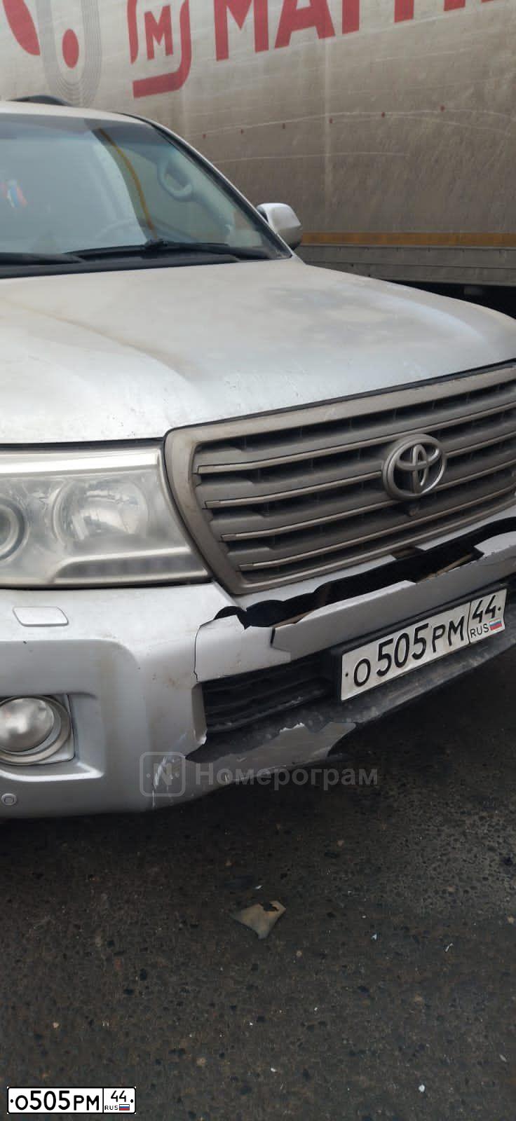 Фото автомобиля TOYOTA LANDCRUISER 200, 2013 — госномер О505РМ44. Цвет: СЕРЫЙ