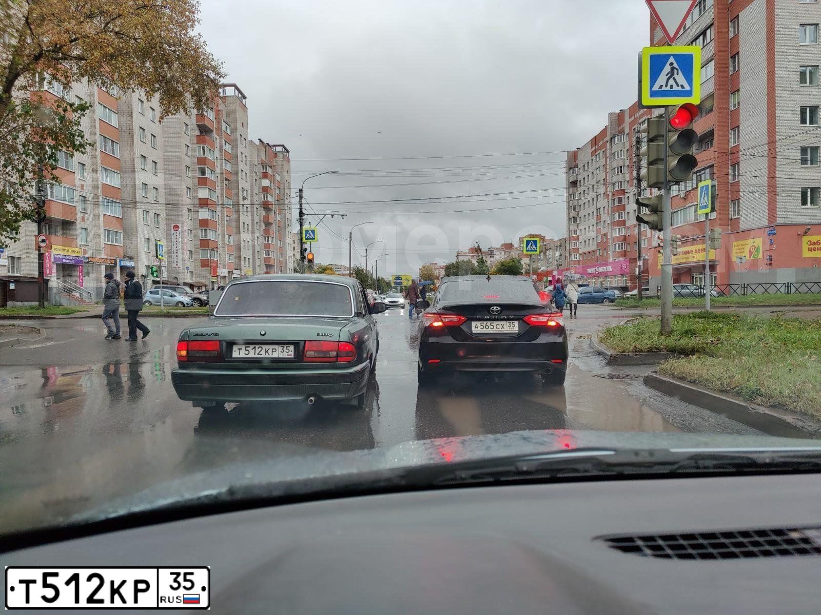 Фото автомобиля GAZ 3110 WOLGA, 2003 — госномер Т512КР35. Цвет: БУРАН