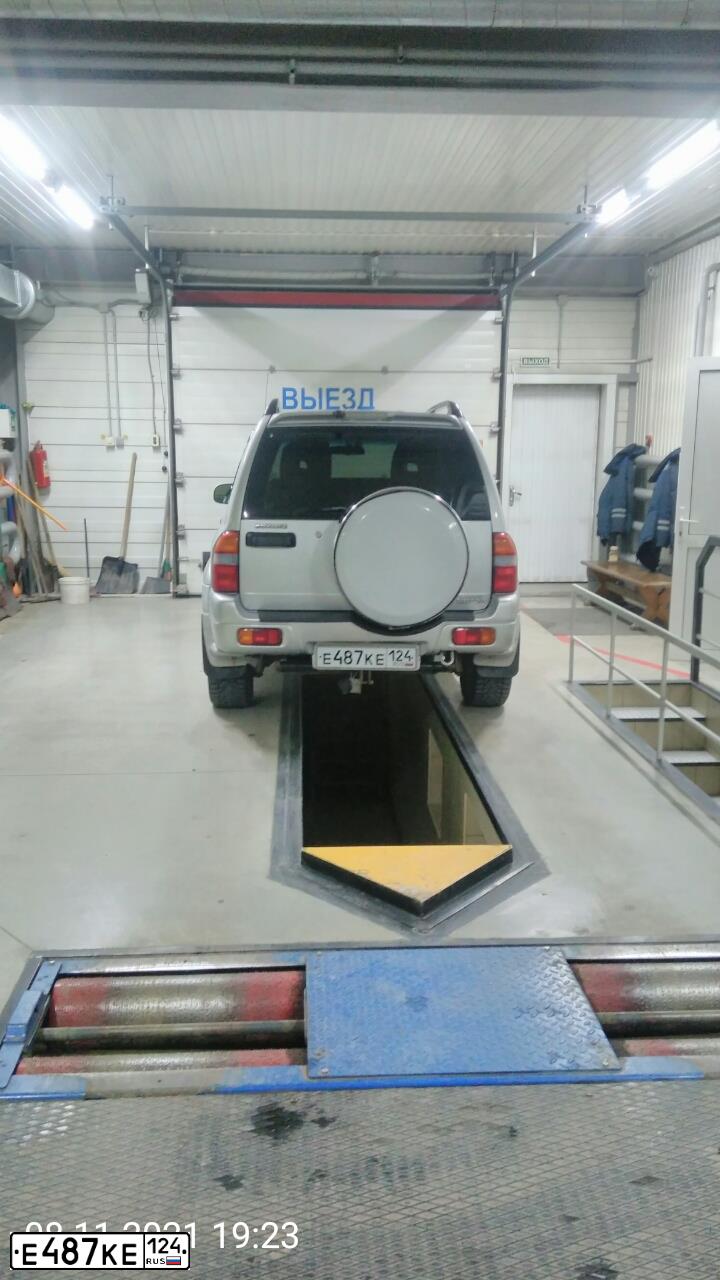 Фото автомобиля SUZUKI /GRAND/ VITARA, 2004 — госномер Е487КЕ124. Цвет: СЕРЫЙ