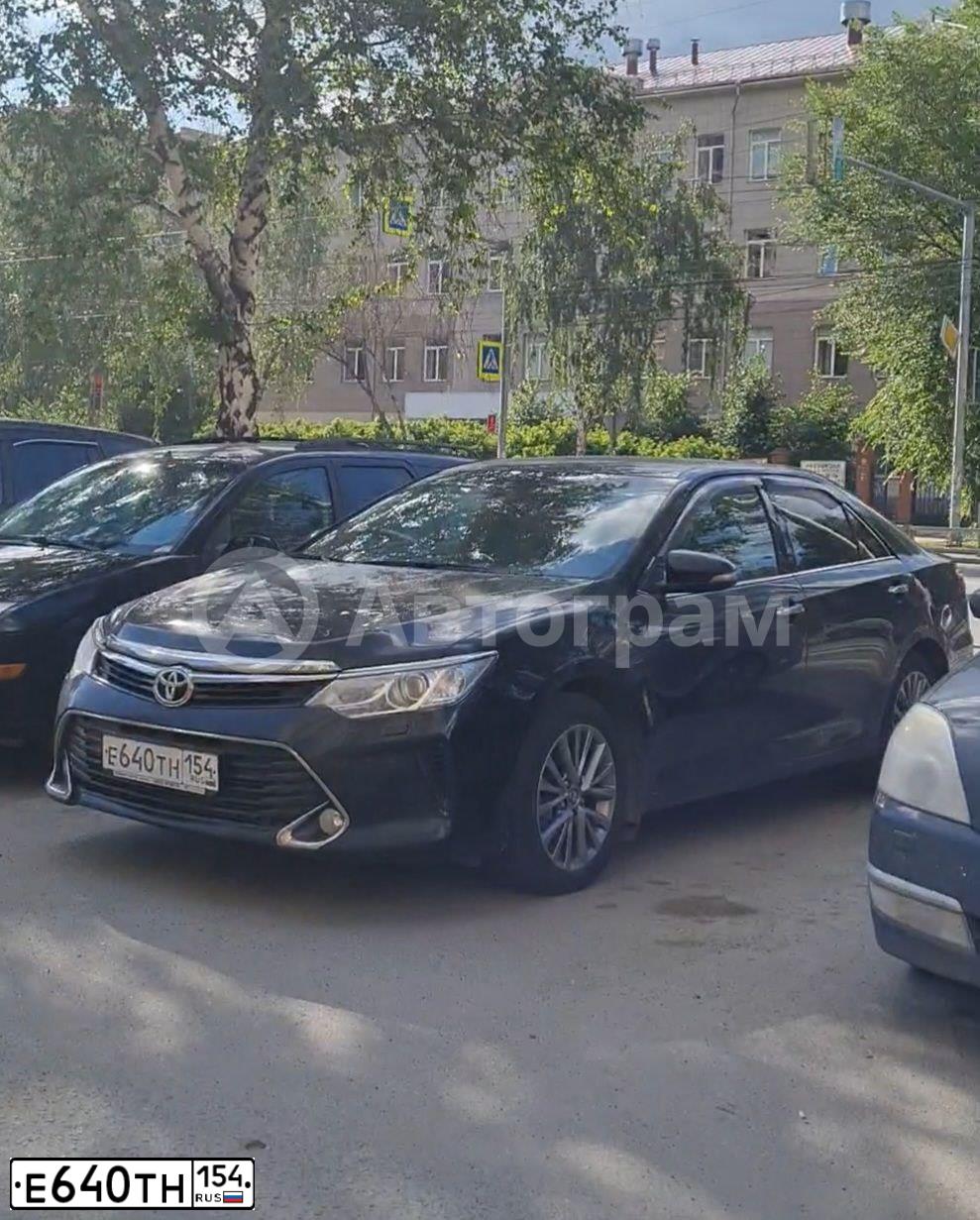 Фото автомобиля TOYOTA CAMRY, 2017 — госномер Е640ТН154. Цвет: ЧЕРНЫЙ МЕТАЛЛИК