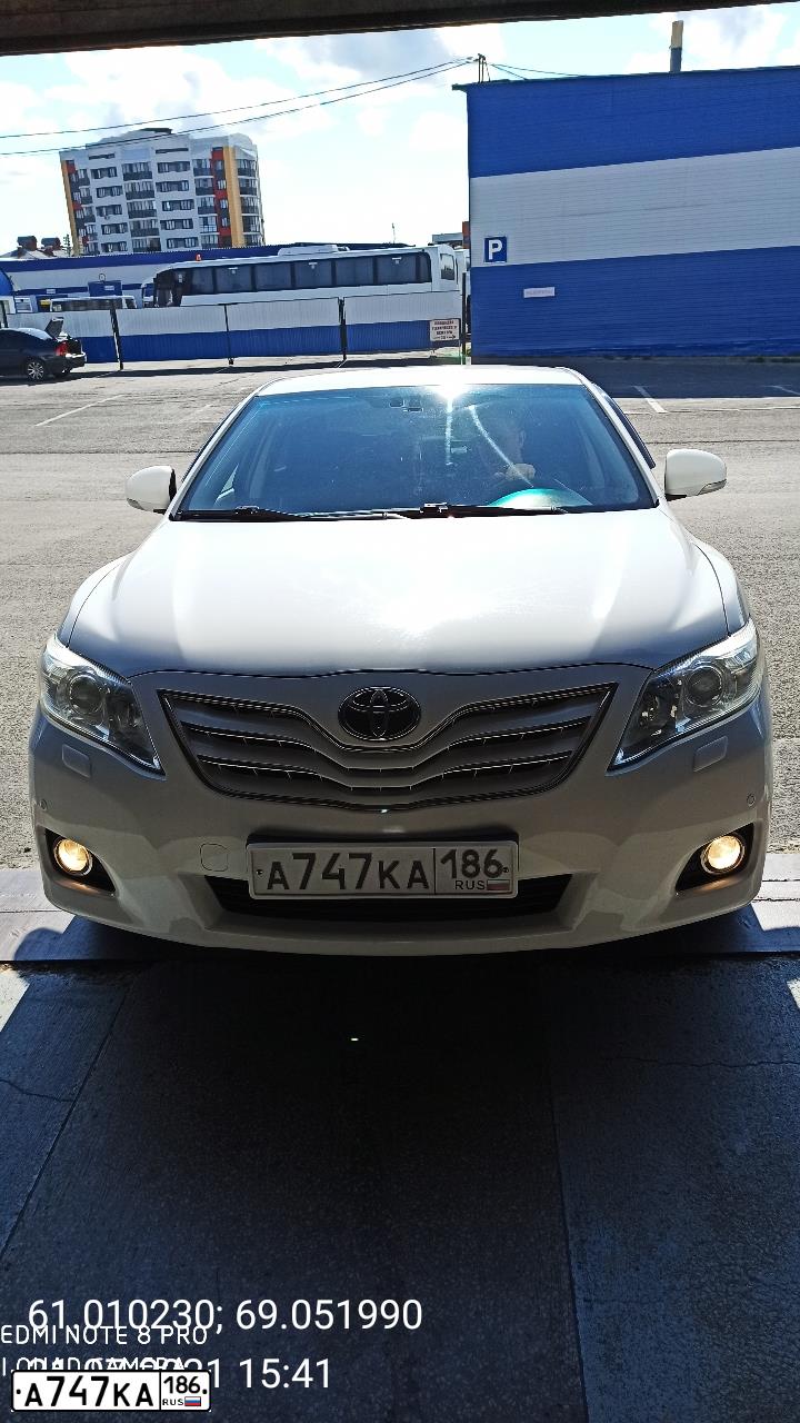 Фото автомобиля TOYOTA CAMRY, 2011 — госномер Е111РХ186. Цвет: Белый