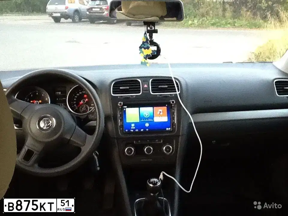 Фото автомобиля VOLKSWAGEN GOLF, 2010 — госномер В875КТ51. Цвет: Белый