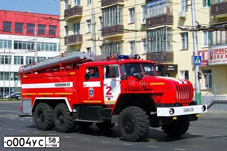 Фото автомобиля URAL 5557 /6X6/, 2014 — госномер О004УС58. Цвет: ГОСТ Р50574-2019