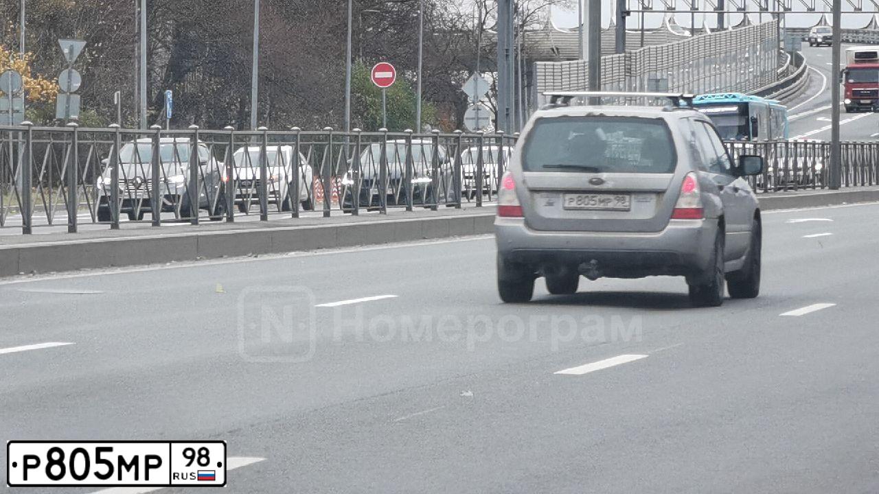 Фото автомобиля SUBARU FORESTER, 2007 — госномер Р805МР98. Цвет: СЕРЕБРИСТЫЙ