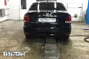 Фото автомобиля VOLKSWAGEN POLO, 2018 — госномер Т579ЕР799. Цвет: ЧЕРНЫЙ
