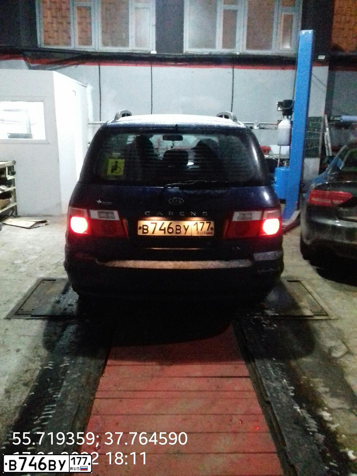 Фото автомобиля KIA CARENS, 2005 — госномер В746ВУ177