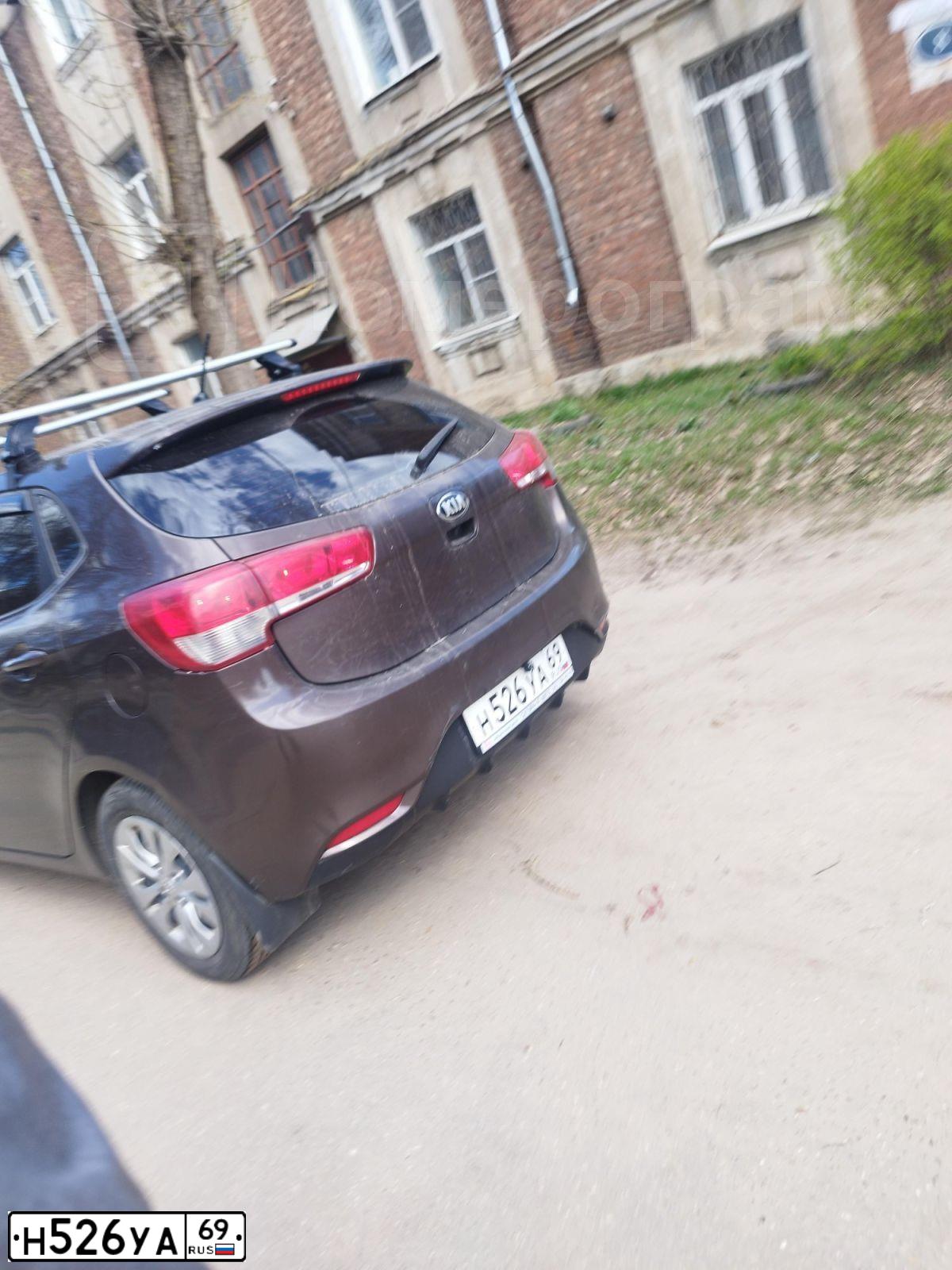 Фото автомобиля KIA RIO, 2017 — госномер Н526УА69. Цвет: Коричневый