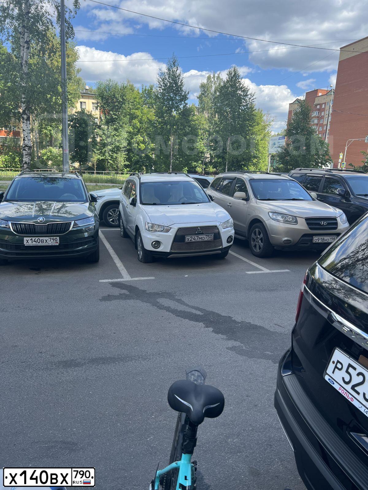 Фото автомобиля SKODA KAROQ, 2020 — госномер Х140ВХ790. Цвет: ЗЕЛЕНЫЙ