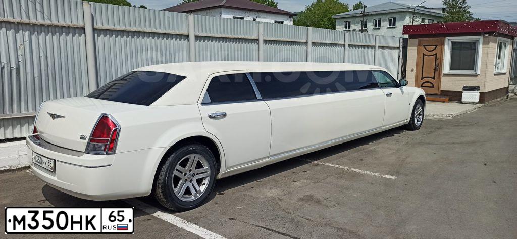 Фото автомобиля CHRYSLER 300C, 2007 — госномер Н552МК65. Цвет: КРЕМОВЫЙ
