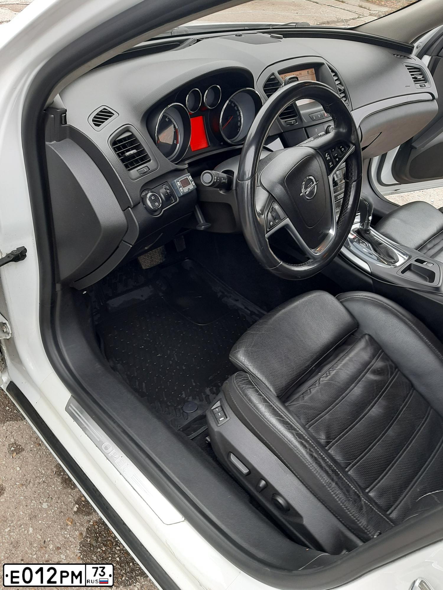 Фото автомобиля OPEL INSIGNIA, 2011 — госномер Е012РМ73. Цвет: Белый