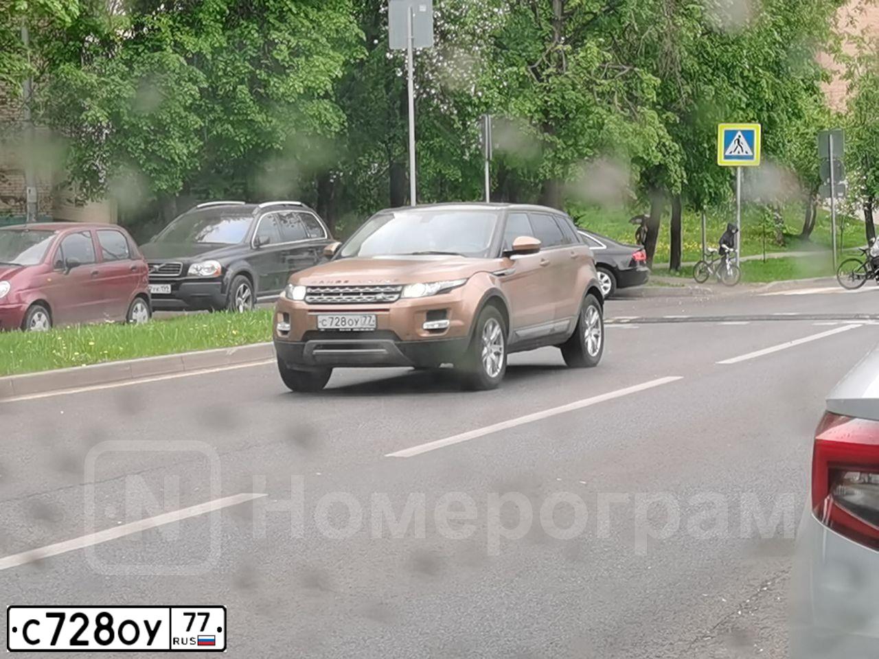 Фото автомобиля LANDROVER RANGE ROVER EVOQUE, 2013 — госномер С728ОУ77. Цвет: ЖЕЛТЫЙ