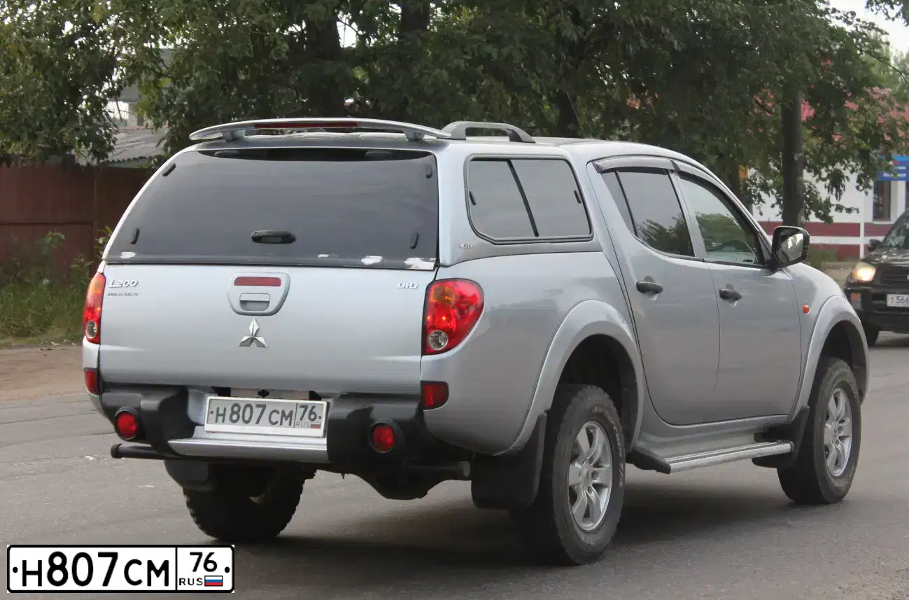 Фото автомобиля MITSUBISHI L 200, 2008 — госномер Н807СМ76. Цвет: СВЕТЛО-СЕРЫЙ