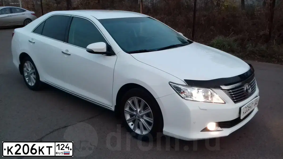 Фото автомобиля TOYOTA CAMRY, 2013 — госномер Р835ОВ124. Цвет: Белый