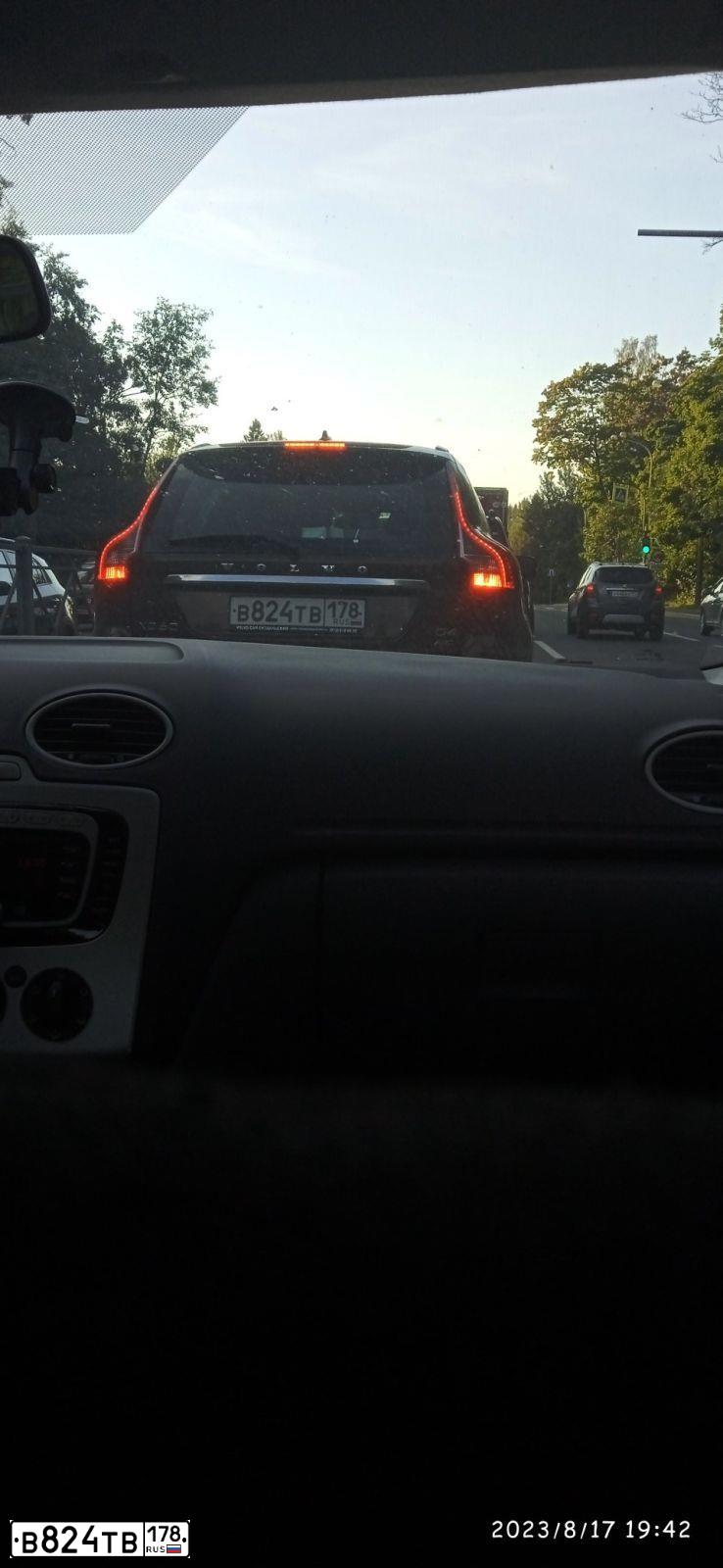 Фото автомобиля VOLVO XC60, 2014 — госномер В824ТВ178. Цвет: БАГРОВЫЙ