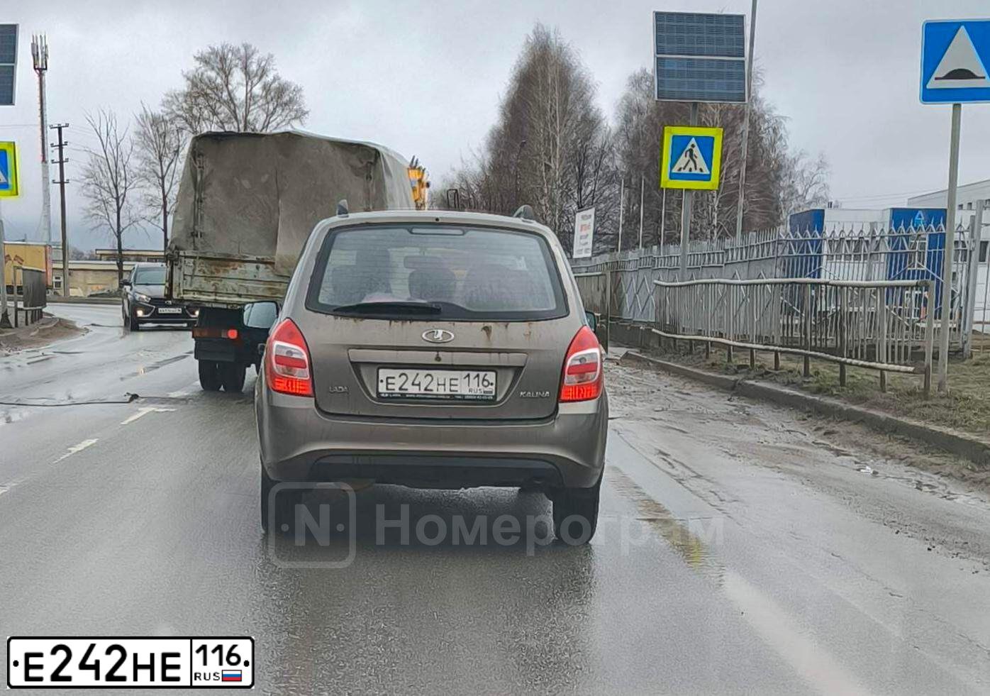 Фото автомобиля LADA 2194 KALINA, 2014 — госномер Е242НЕ116. Цвет: ЗОЛОТИСТО-КОРИЧНЕВЫЙ
