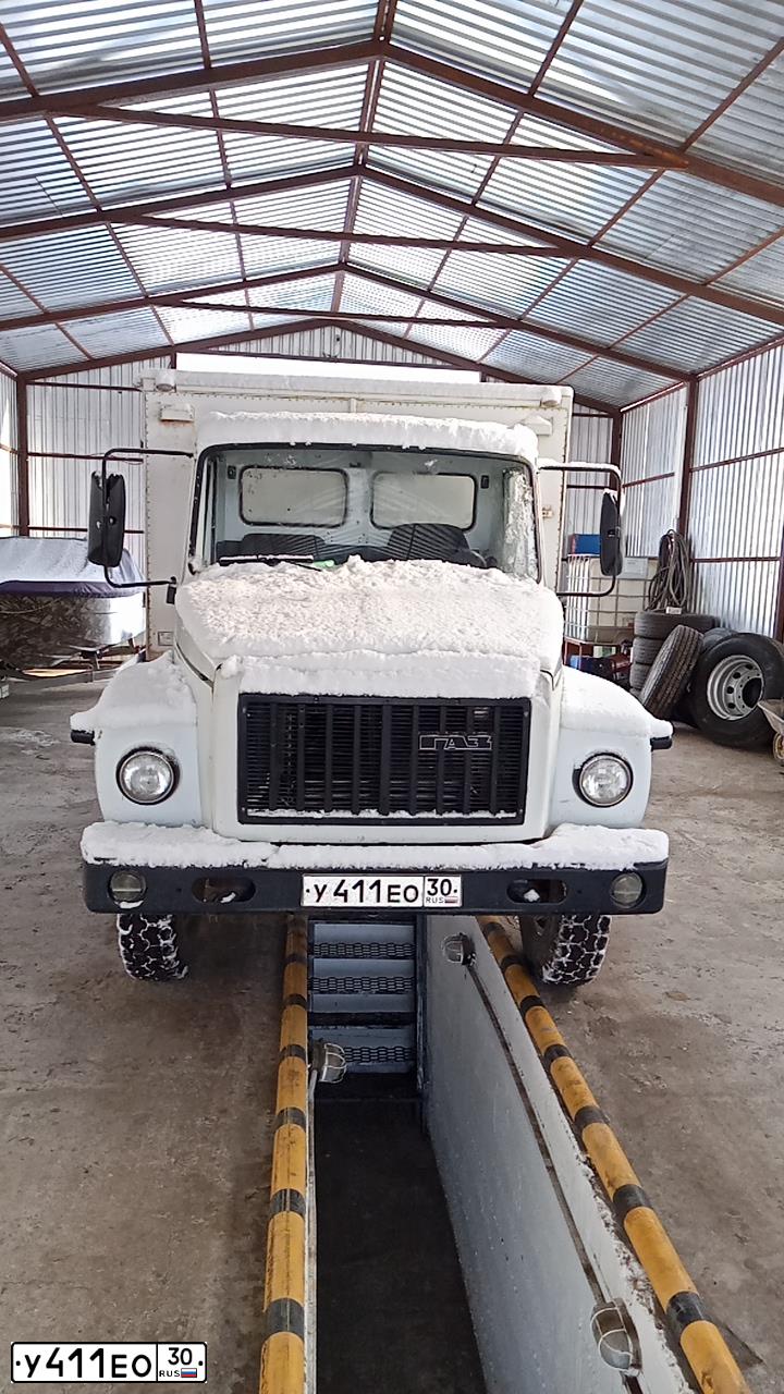 Фото автомобиля GAZ 3307, 2006 — госномер У411ЕО30. Цвет: Белый