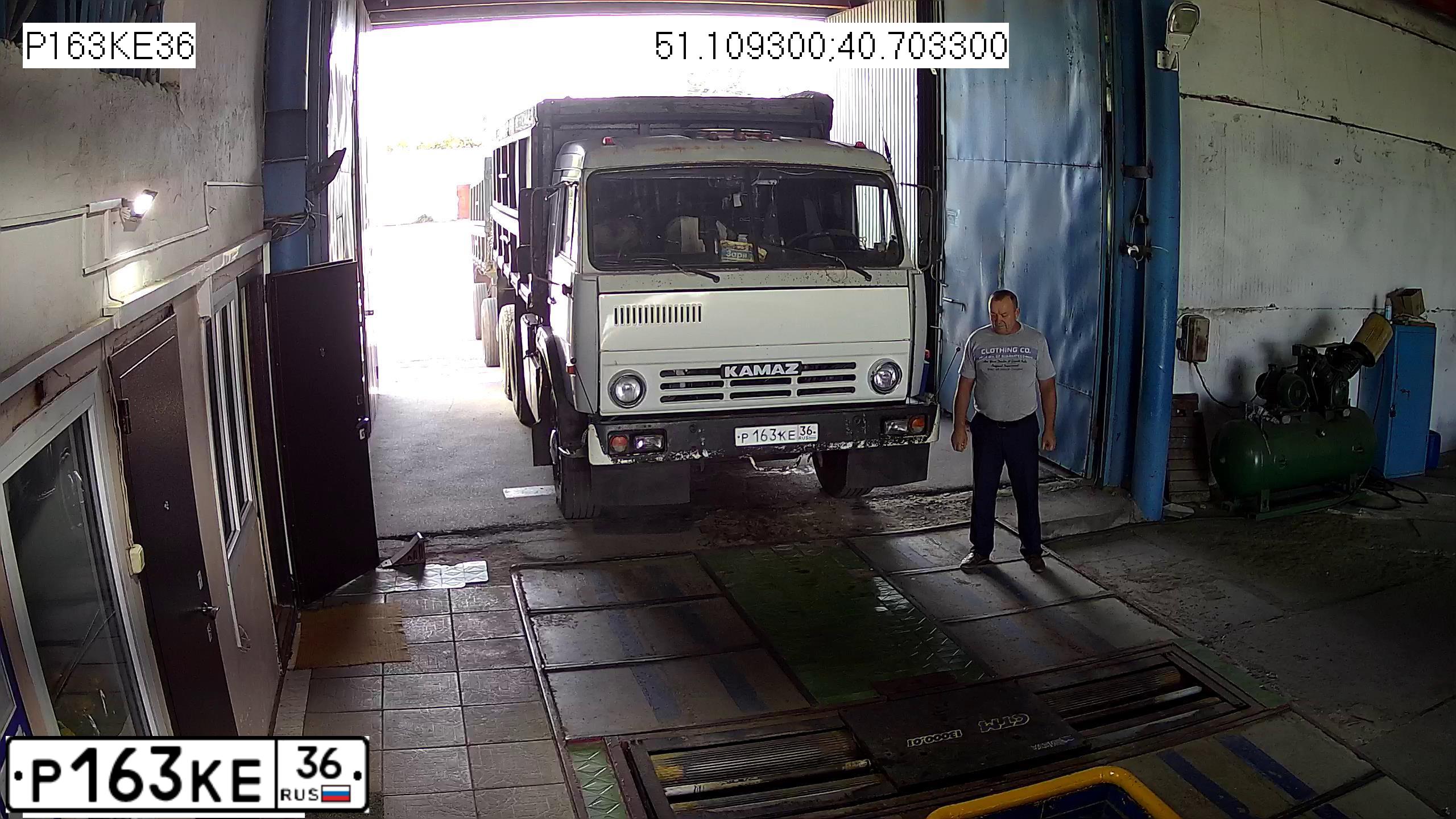 Фото автомобиля KAMAZ 55102 /6X4/, 1988 — госномер Р163КЕ36. Цвет: Серый