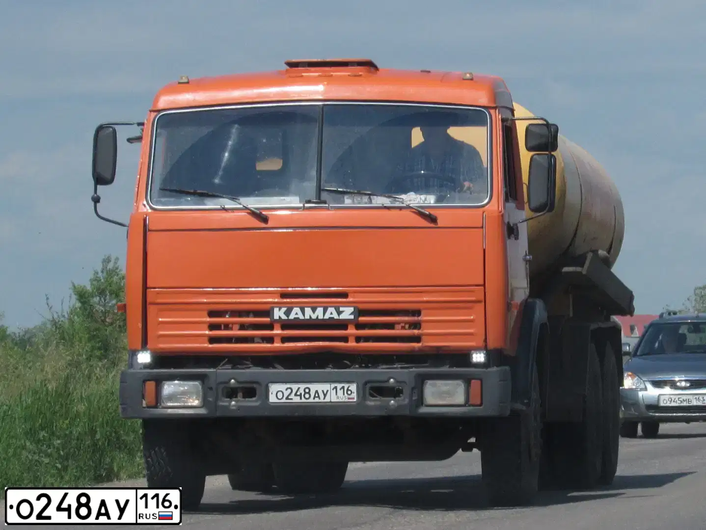 Фото автомобиля KAMAZ 53215 /6X4/, 2001 — госномер Т300ВЕ31. Цвет: ОРАНЖЕВЫЙ