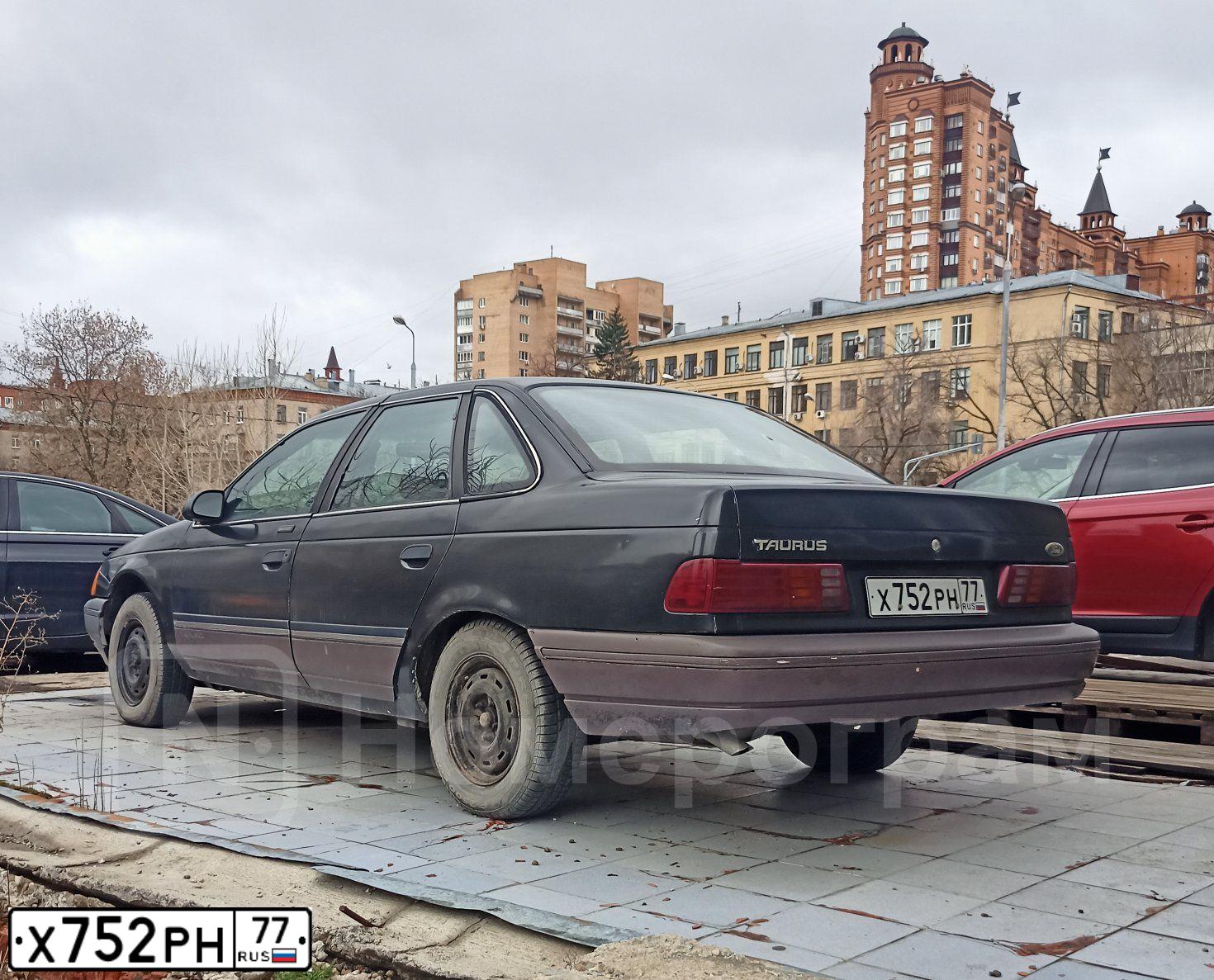 Фото автомобиля FORD TAURUS, 1988 — госномер Х752РН77. Цвет: ТЕМНО-КОРИЧНЕВЫЙ