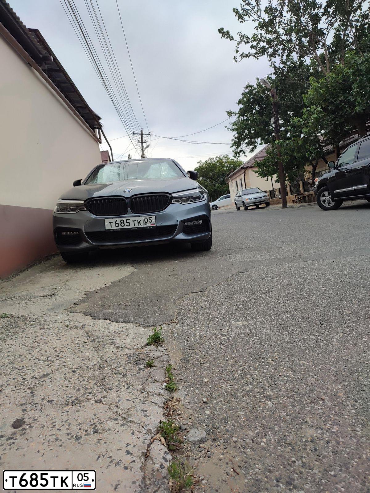 Фото автомобиля BMW SERIE 5, 2019 — госномер Н110ЕА04. Цвет: СЕРЫЙ