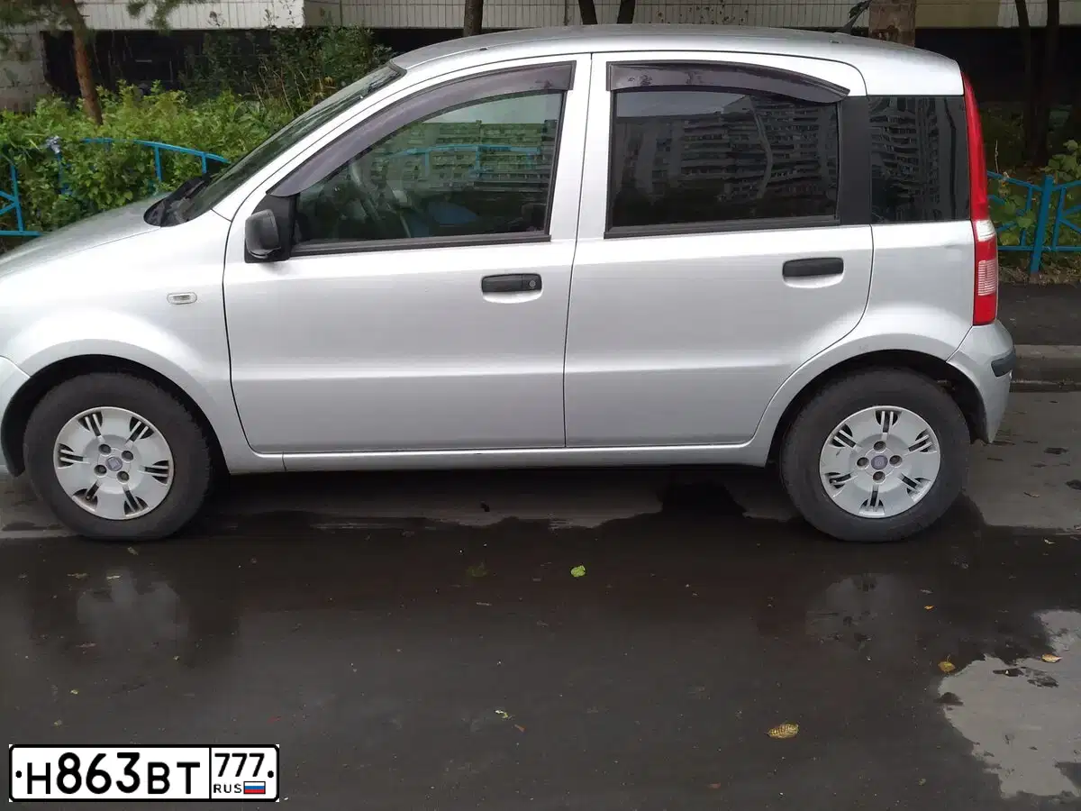 Фото автомобиля FIAT PANDA, 2008 — госномер Н697НР199. Цвет: СЕРЫЙ