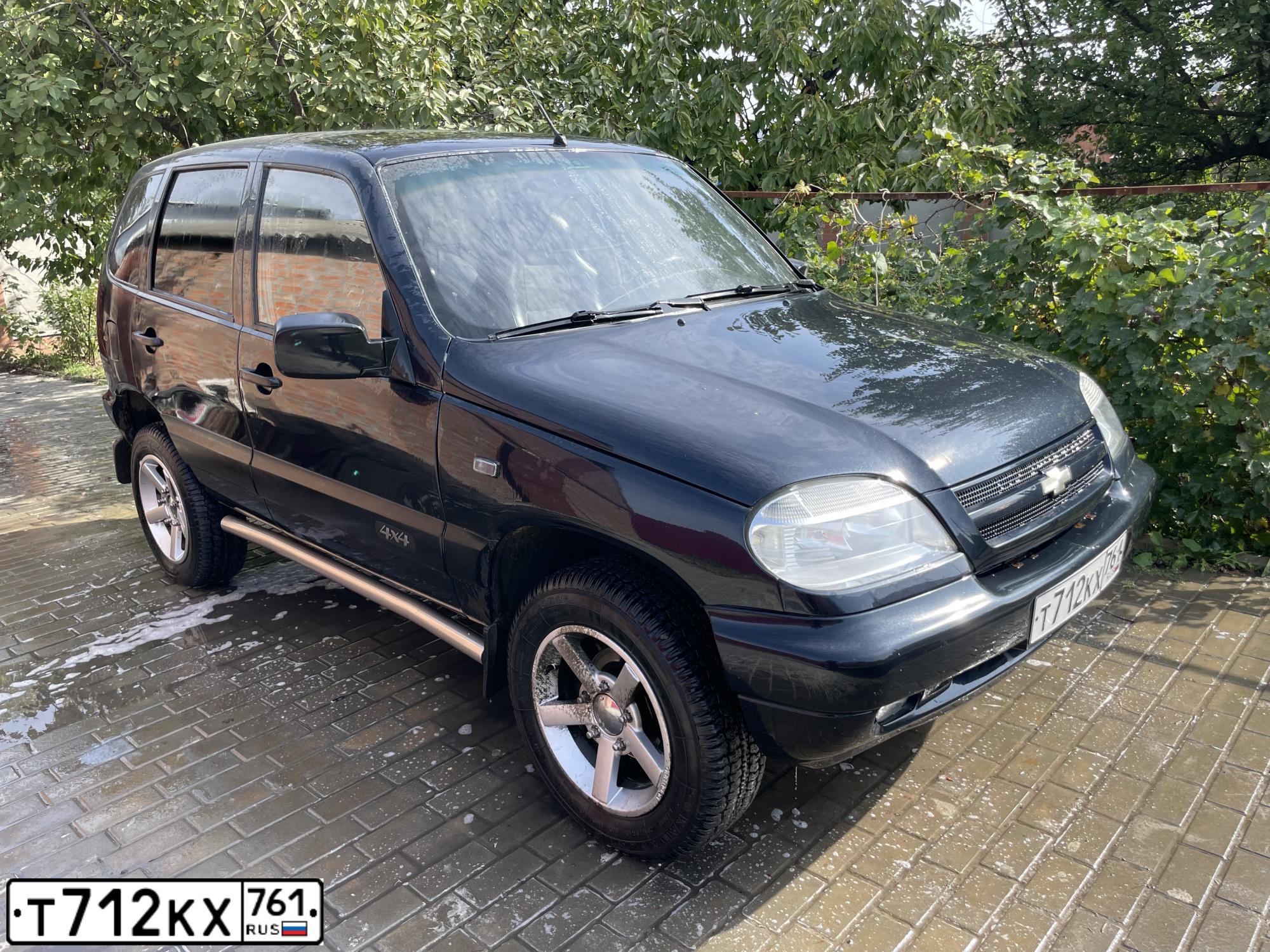 Фото автомобиля CHEVROLET NIVA, 2007 — госномер Р717СТ161. Цвет: Черно-синий металлик