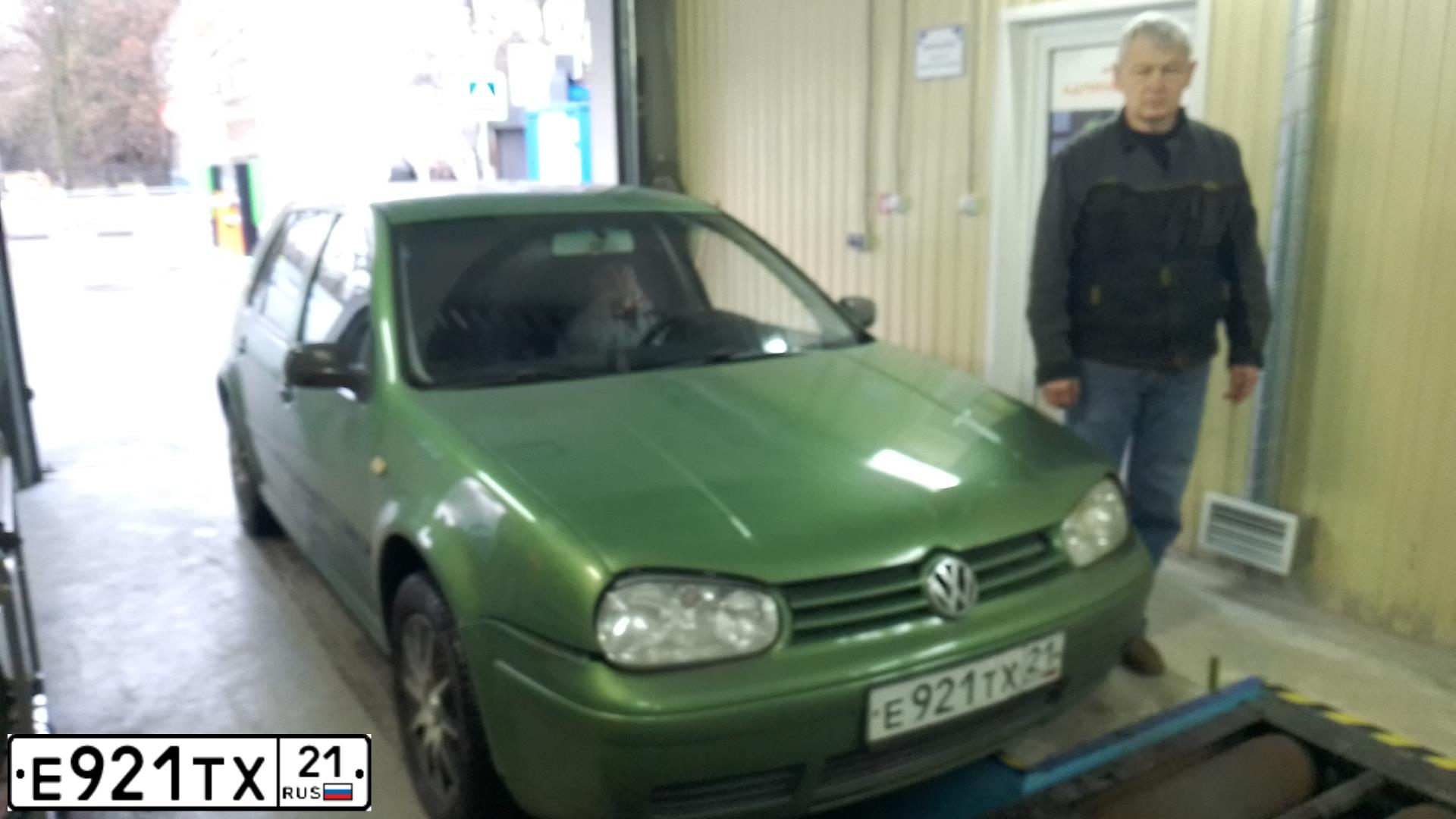 Фото автомобиля VOLKSWAGEN GOLF, 1999 — госномер Е921ТХ21. Цвет: СВЕТЛО-ЗЕЛЕНЫЙ