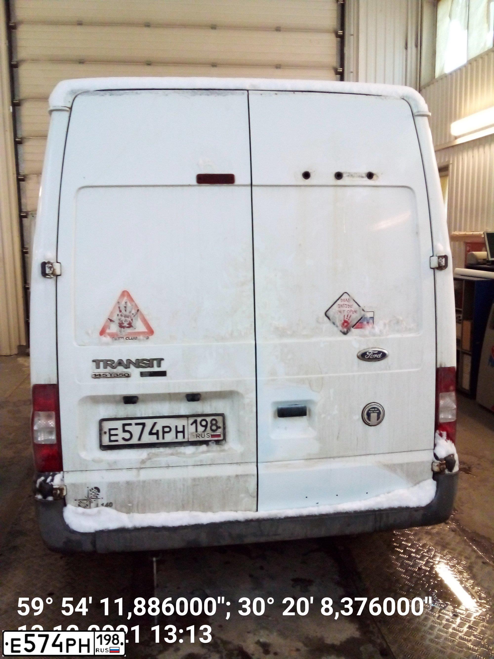 Фото автомобиля FORD TRANSIT, 2007 — госномер Е574РН198. Цвет: Белый