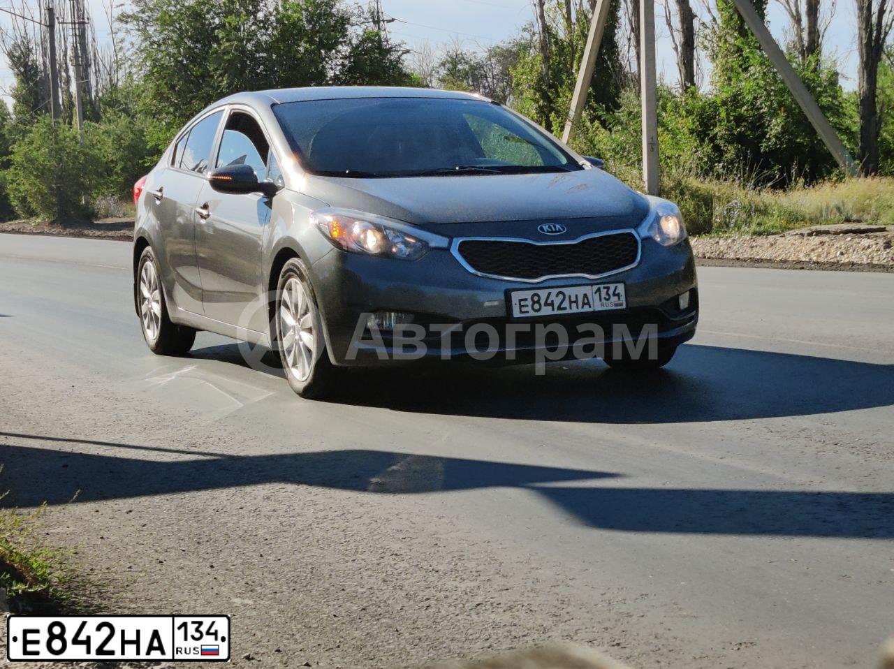 Фото автомобиля KIA CERATO, 2016 — госномер Е842НА134. Цвет: Серый