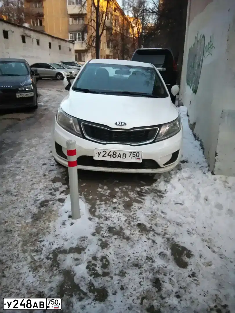 Фото автомобиля KIA RIO, 2013 — госномер К166АМ777. Цвет: Белый