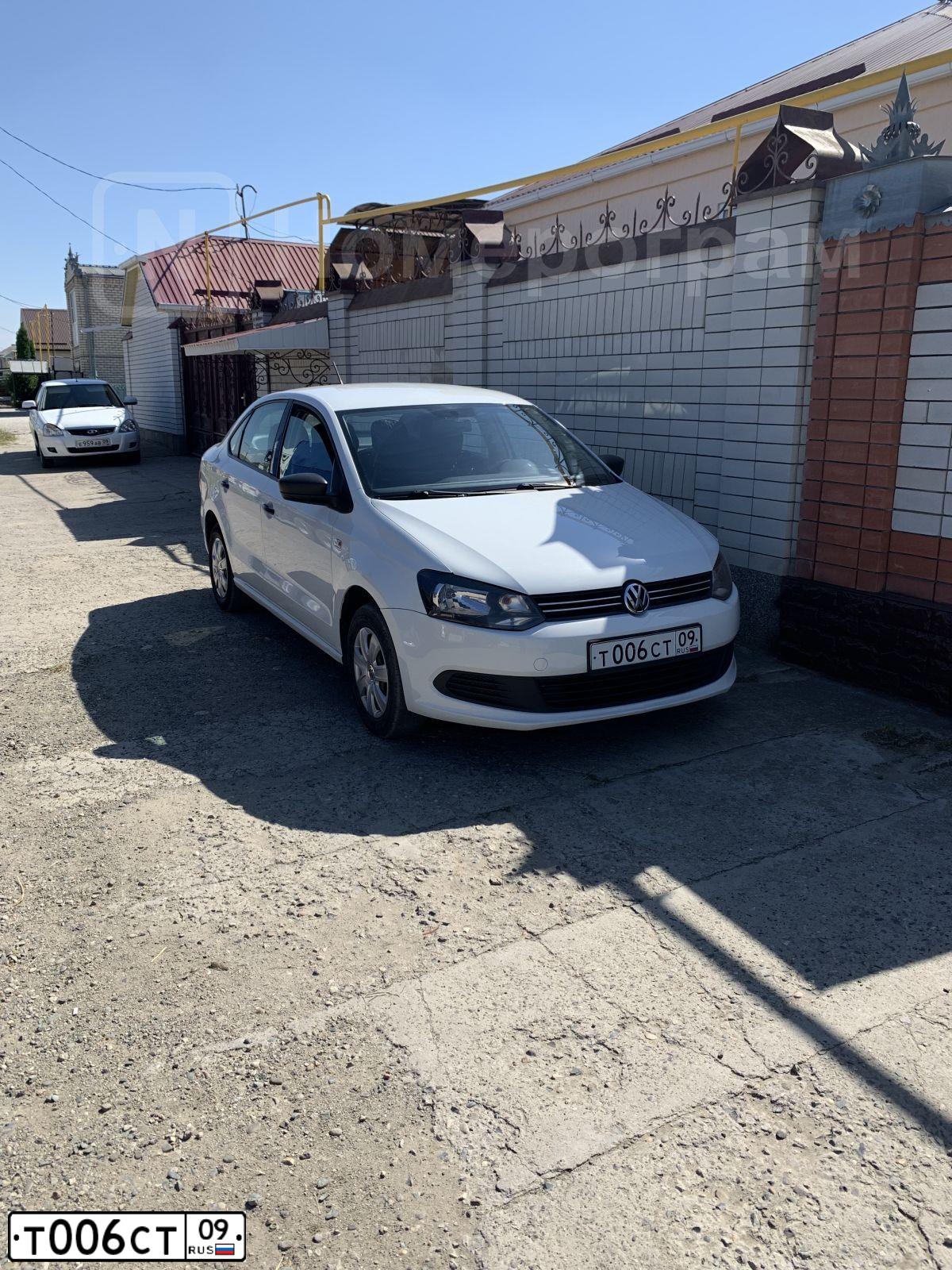 Фото автомобиля VOLKSWAGEN POLO, 2015 — госномер Т006СТ09. Цвет: Белый