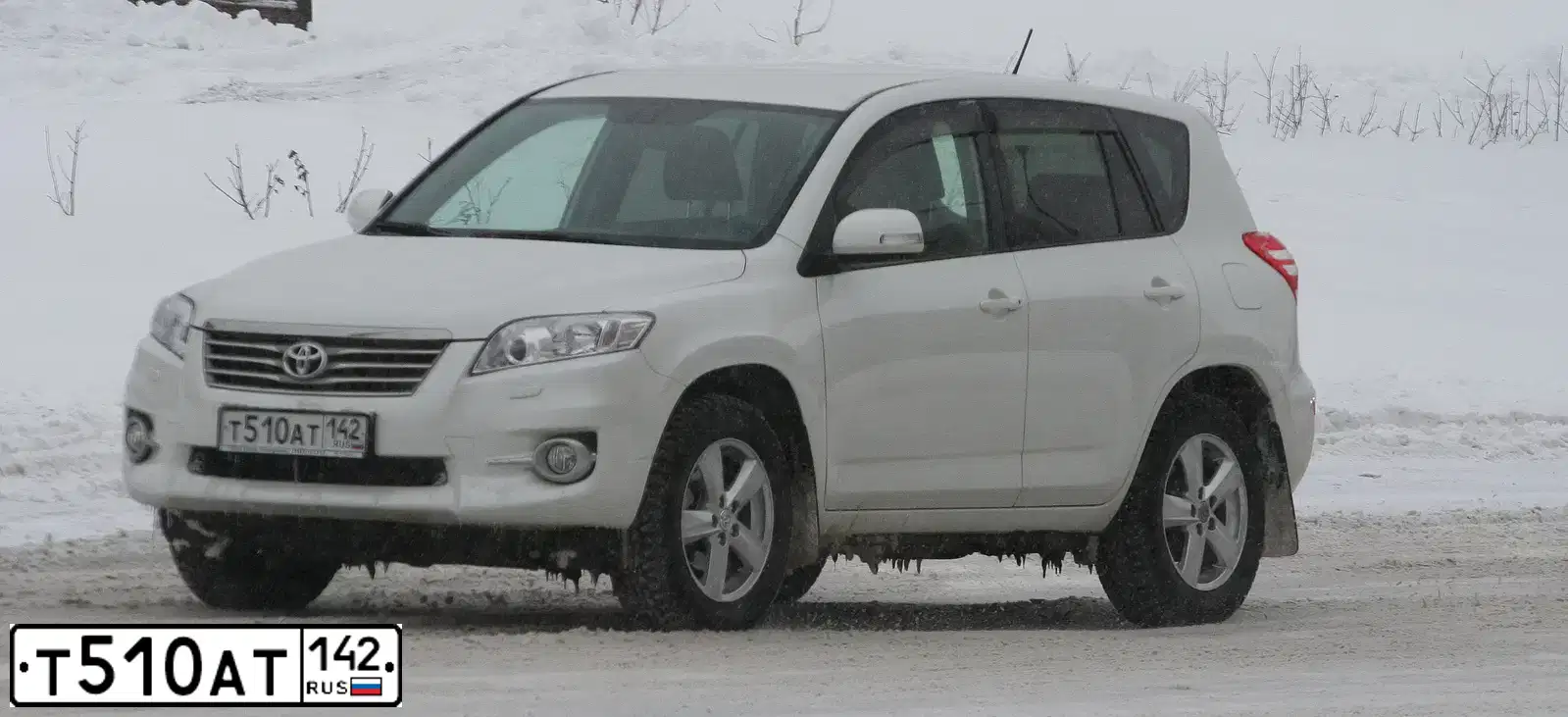 Фото автомобиля TOYOTA RAV4, 2011 — госномер Т845НН142. Цвет: Белый