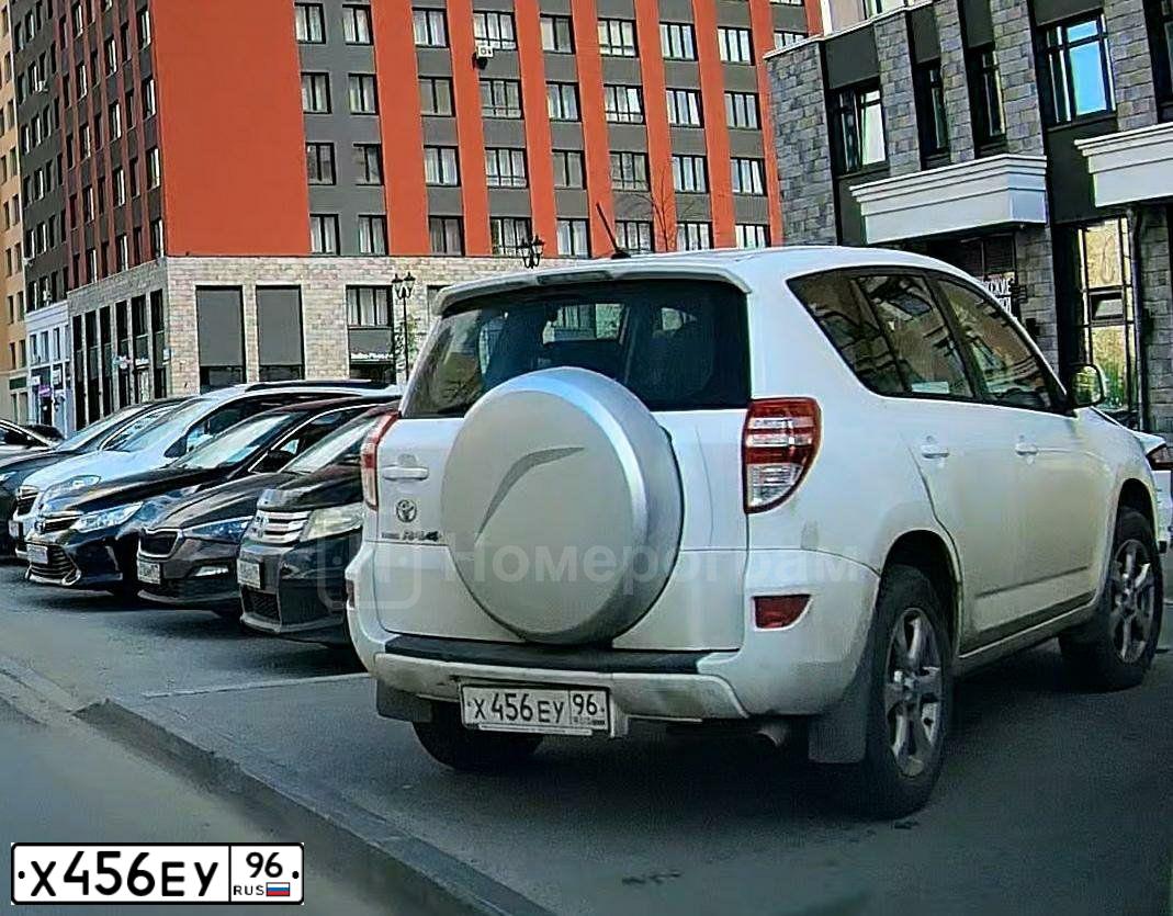 Фото автомобиля TOYOTA RAV4, 2011 — госномер Х456ЕУ96. Цвет: БЕЛЫЙ