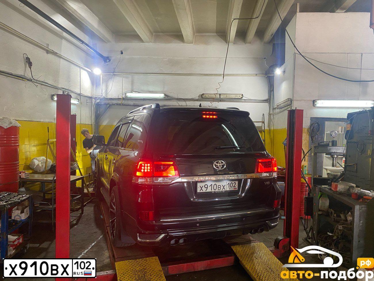 Фото автомобиля TOYOTA LAND CRUISER 200, 2013 — госномер К028ВУ147. Цвет: ЧЕРНЫЙ