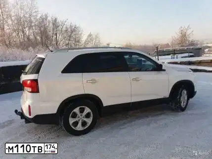 Фото автомобиля KIA SORENTO, 2014 — госномер М110ТВ174. Цвет: Белый