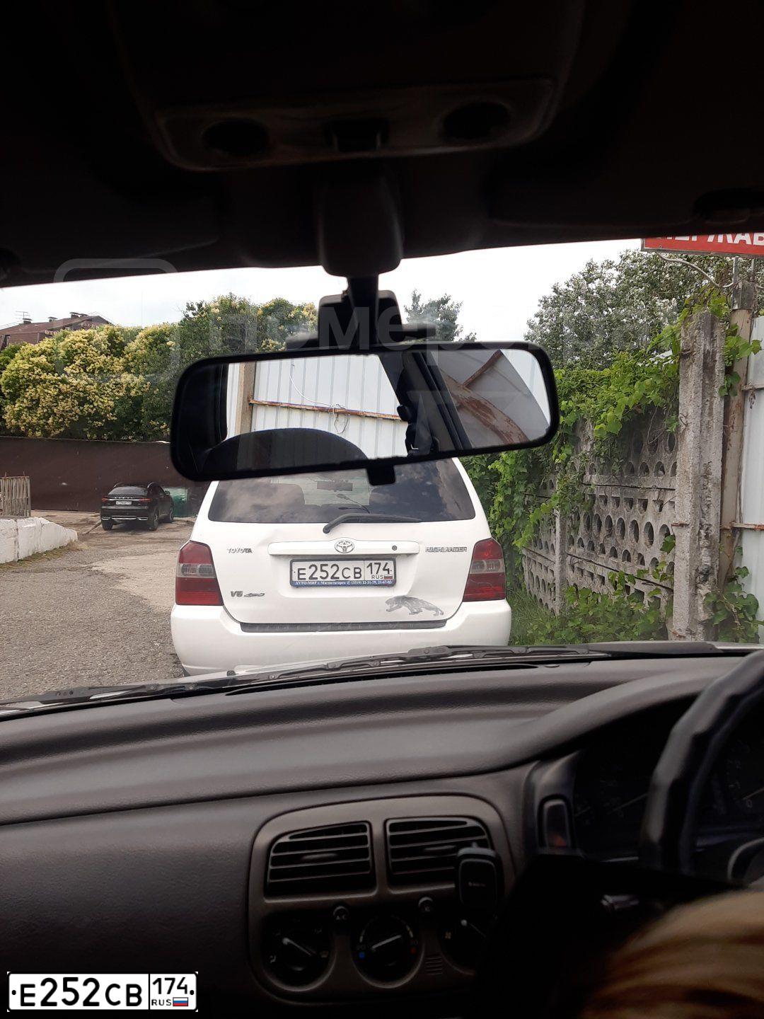 Фото автомобиля TOYOTA HIGHLANDER, 2005 — госномер Е252СВ174. Цвет: БЛЕДНО БЕЛЫЙ