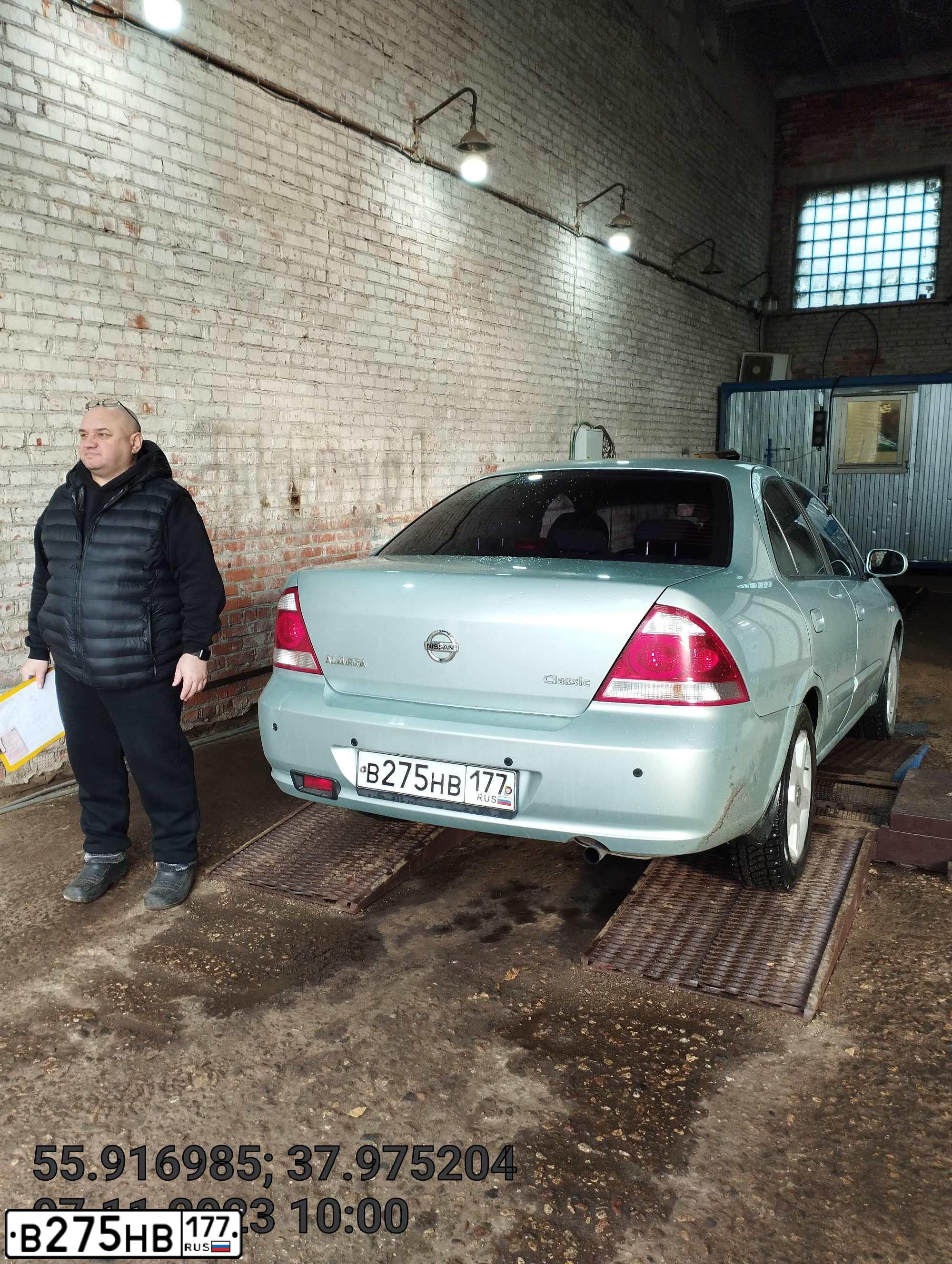 Фото автомобиля VOLKSWAGEN TOUAREG, 2013 — госномер В275НВ177. Цвет: ЧЕРНЫЙ