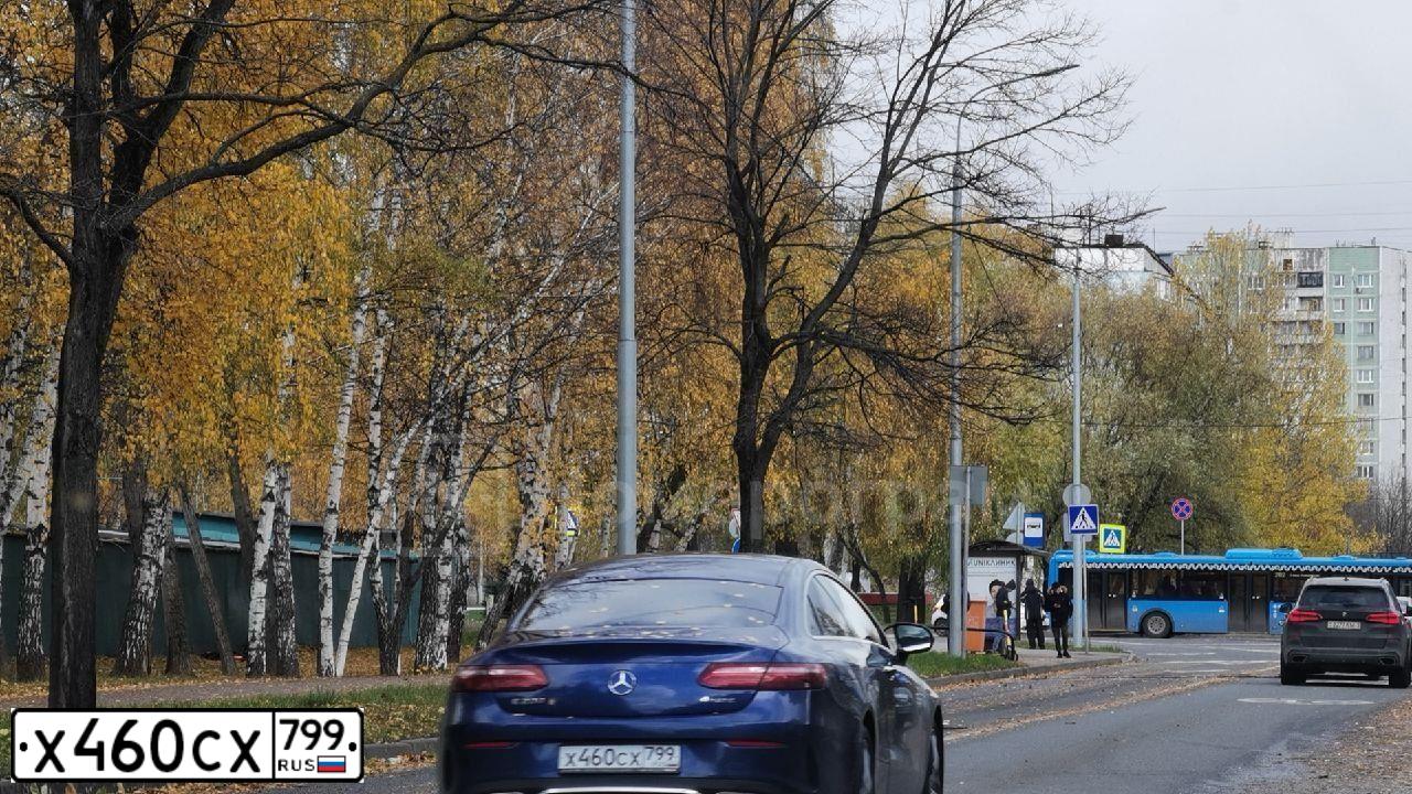 Фото автомобиля MERCEDES-BENZ E200, 2020 — госномер О655СР125. Цвет: синий