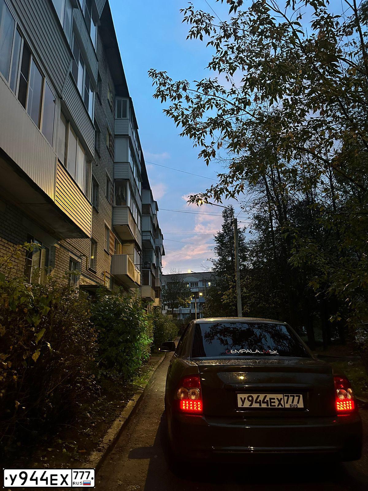Фото автомобиля LADA 2170 PRIORA, 2008 — госномер У944ЕХ777. Цвет: Сине-Черный