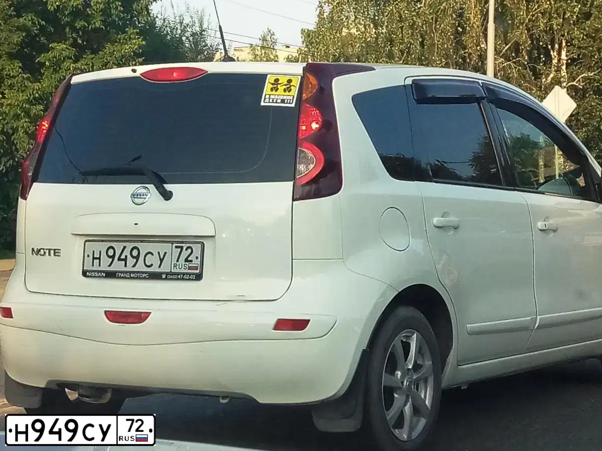 Фото автомобиля NISSAN NOTE, 2012 — госномер Н949СУ72. Цвет: Белый
