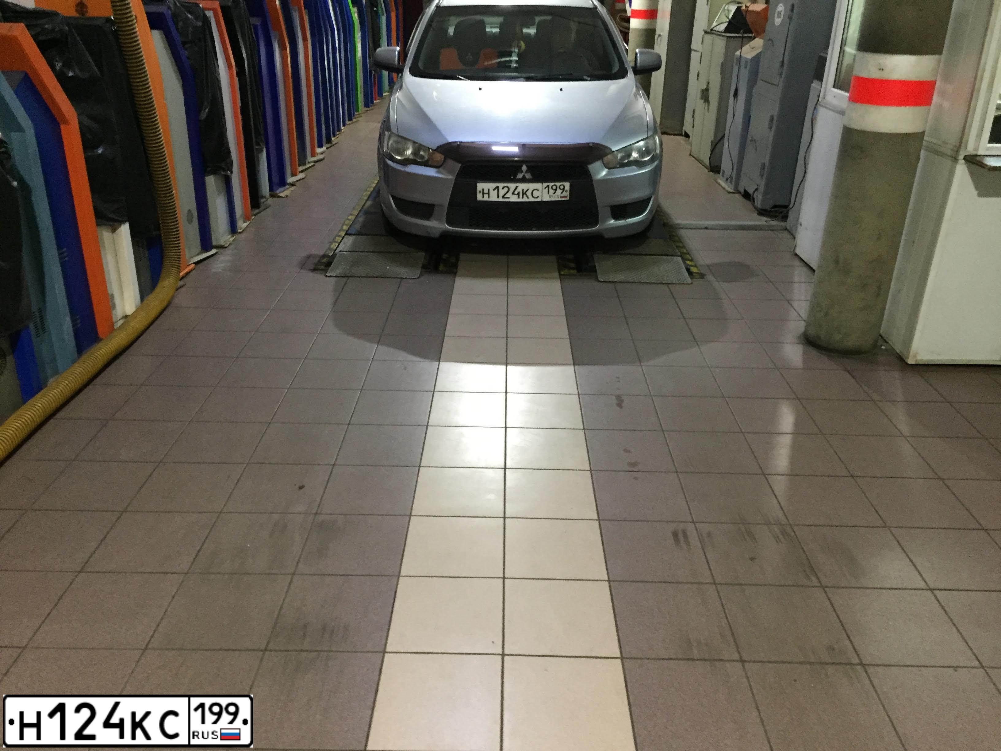 Фото автомобиля MITSUBISHI LANCER, 2008 — госномер Н124КС199. Цвет: СТАЛЬНОЙ