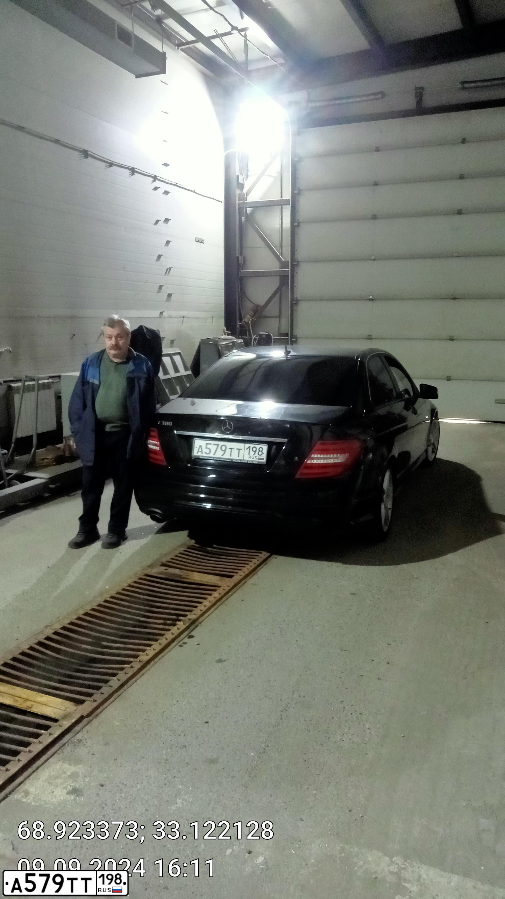 Фото автомобиля MERCEDES-BENZ C180, 2013 — госномер В722ОХ51. Цвет: ЧЕРНЫЙ
