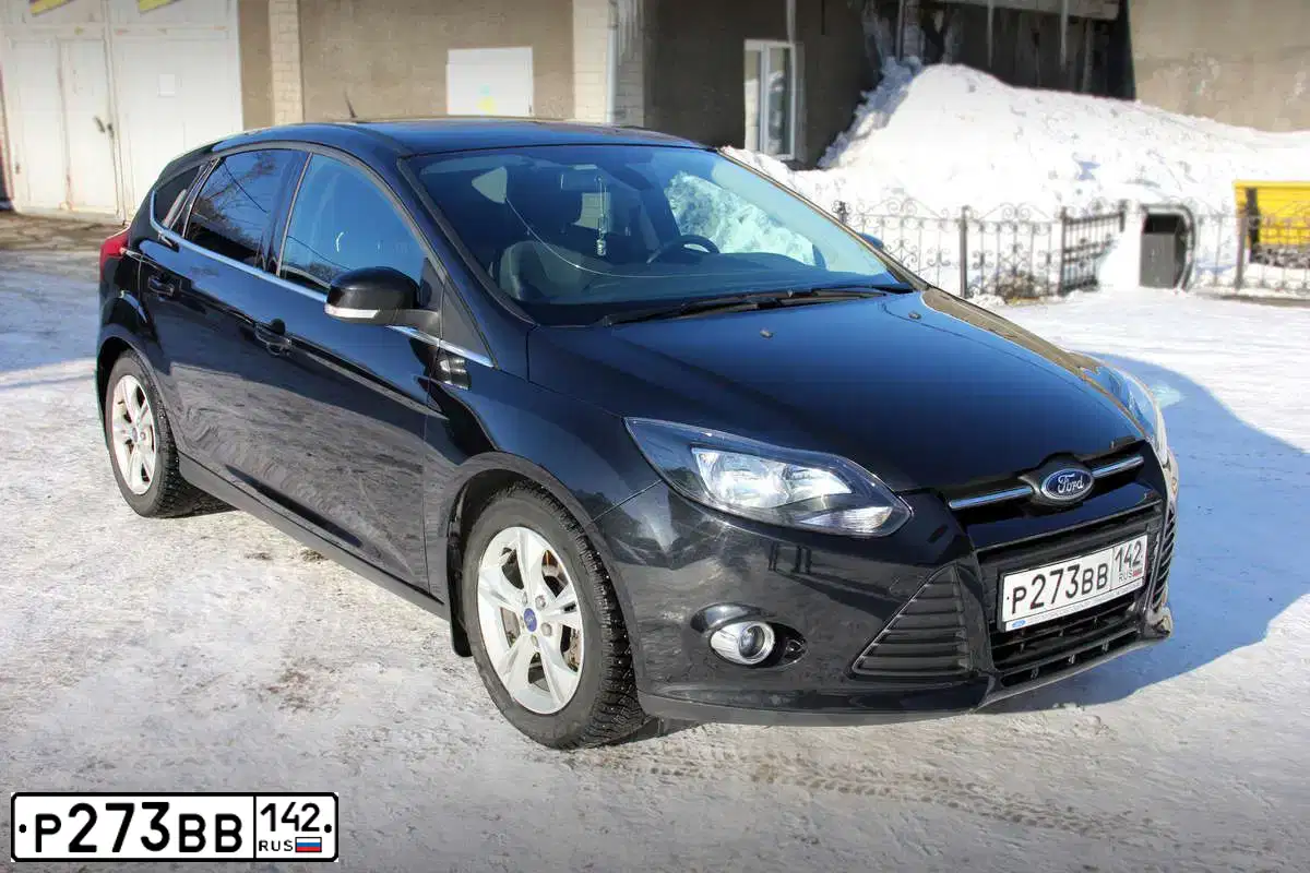 Фото автомобиля FORD FOCUS, 2012 — госномер Р273ВВ142. Цвет: ЧЕРНЫЙ