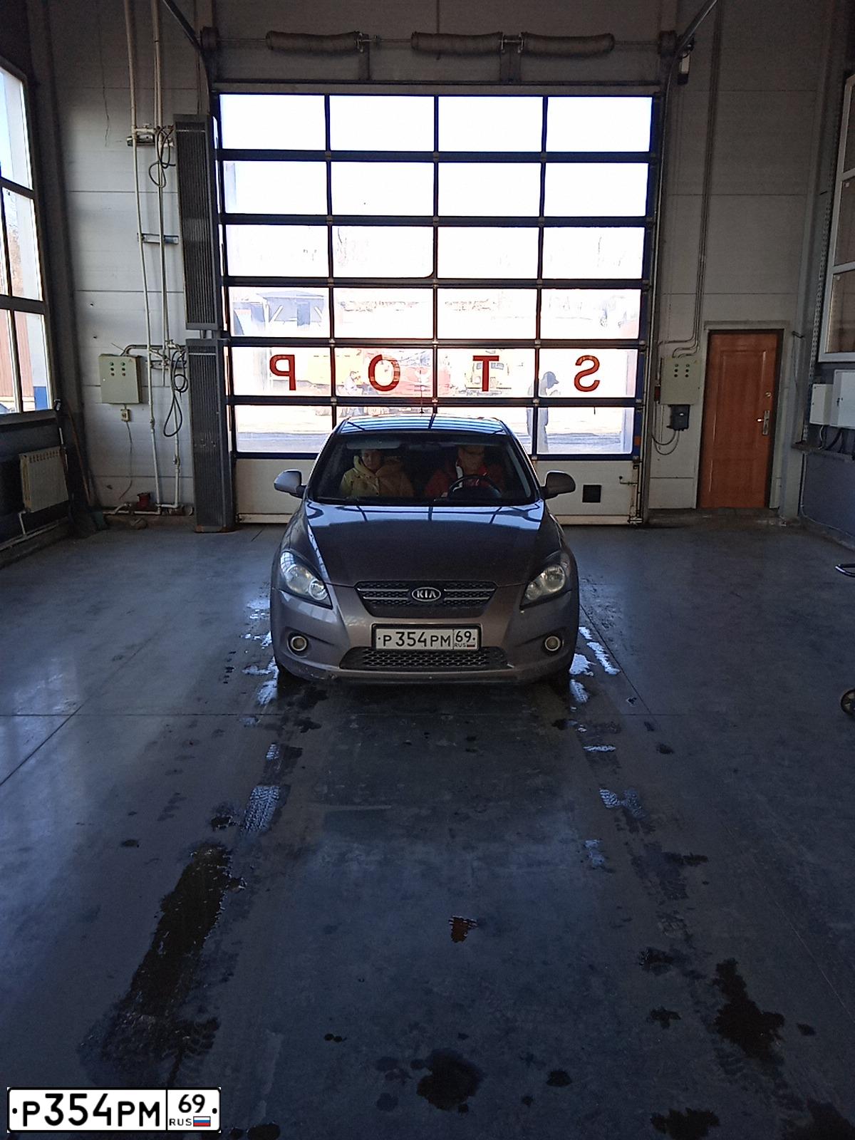 Фото автомобиля KIA CEE'D, 2009 — госномер Т846ХС150. Цвет: БЕЖЕВЫЙ